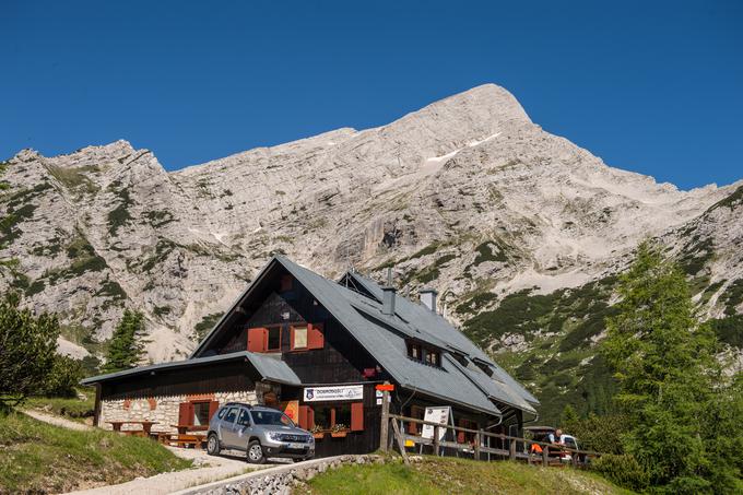 V Sloveniji imamo skupaj 178 gorskih postojank – koč, zavetišč in bivakov. Mnoge med njimi so poleti dostopne z avtomobilom. A ne pozabite, da na te poti ne spada množični promet, mnoge so namenjene zgolj za intervencijo službenih vozil in oskrbovanje. Kjer stoji znak, da vožnja naprej ni več dovoljena, ga upoštevajte brez izgovorov.  | Foto: Klemen Korenjak