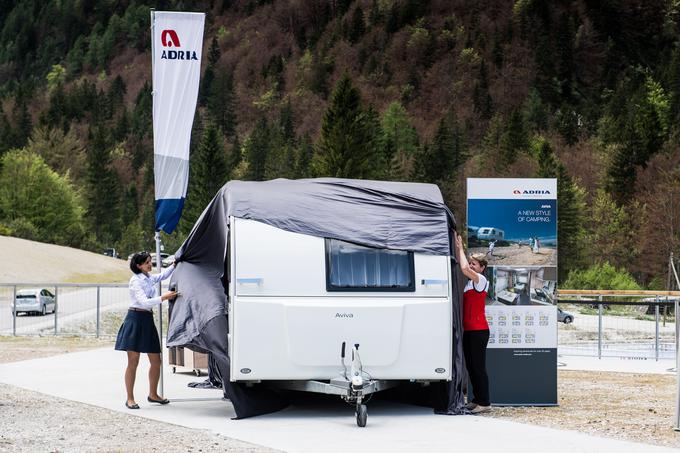 Na področju počitniških prikolic se Adria trenutno uvršča na četrto mesto v Evropi. Vrh bodo napadli tudi s čisto na novo zasnovano serijo lahkih in cenovno dostopnih bivalnih prikolic aviva. Cenovni prag se bo začel pri desetih tisočakih, gre pa predvsem za zelo uporabne in praktične tlorisne postavitve z modularno sestavljenimi pohištvenimi elementi v slogu Ikejine filozofije. To pomeni, da lahko pomožno kuhinjo iz prikolice prestavite kar v baldahin ali pot borovec. Gre za koncept, s katerim želijo na svobodo kampiranja opozoriti mlade družine s potovalnimi ambicijami. | Foto: 