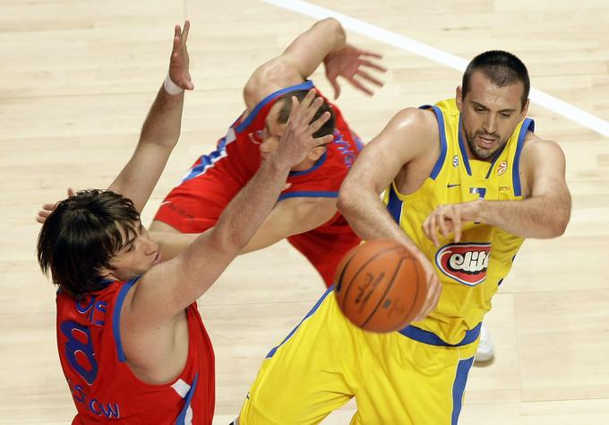 Vujčić je najboljša leta kariere "namenil" Maccabiju: na fotografiji v boju z Matjažem Smodišem. | Foto: Reuters