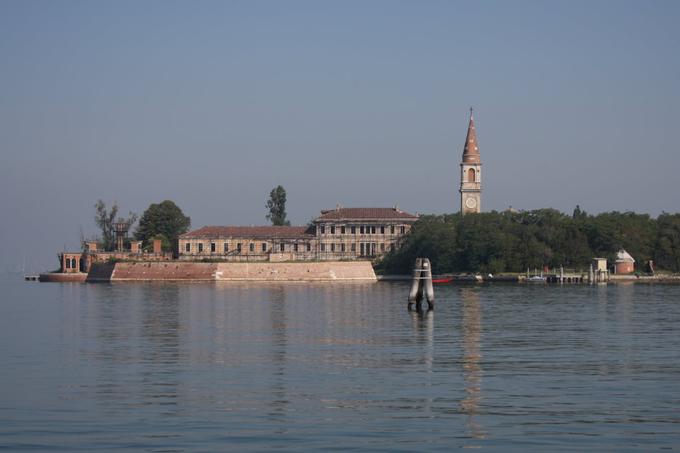 Sredi prejšnjega desetletja je imel velike načrte za prenovo otoka Poveglia italijanski poslovnež Luigi Brugnaro. V otok je nameraval vložiti 20 milijonov evrov in nekdanjo psihiatrično bolnišnico spremeniti v luksuzen hotel. Ko je Brugnaro nato postal župan Benetk, so njegovi načrti padli v vodo.  | Foto: Thomas Hilmes/Wikimedia Commons