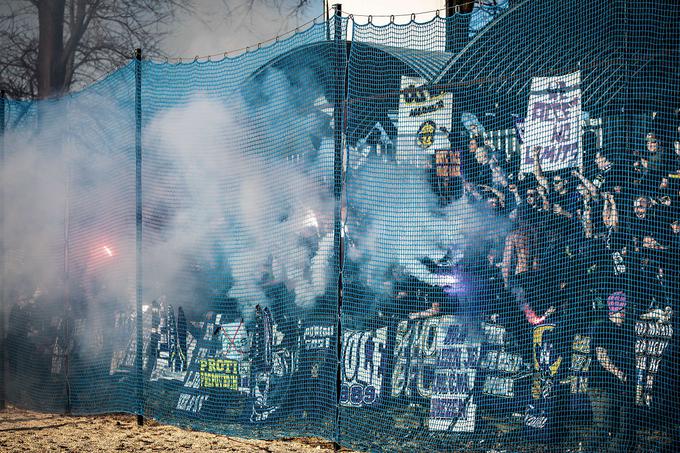 Mariborski navijači so očrnili nogometni spektakel na Fazaneriji. | Foto: Jure Banfi/alesfevzer.com