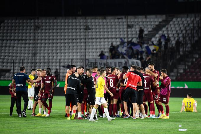 Veselje romunskih in razočaranje slovenskih prvakov po koncu dvoboja v Cluju. | Foto: Guliverimage/Vladimir Fedorenko