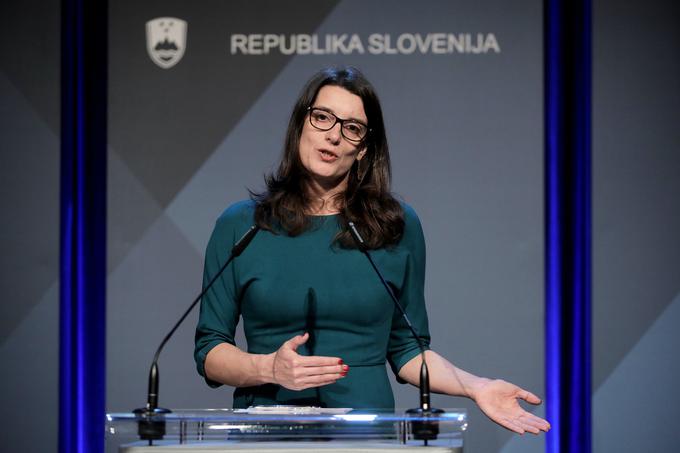 Simona Kustec Lipicer je napovedala, da bi se maturantje v začetku maja lahko vrnili v šolske klopi. | Foto: Daniel Novakovič/STA