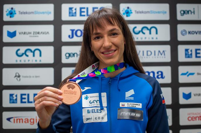 Lia Apostolovski, medalja | "Uspelo mi je nekaj neverjetnega," se ej danes na sprejemu v Ljubljani veselila nosilka bronastega odličja s SP v Glasgowu Lia Apostolovski. | Foto Peter Kastelic/AZS