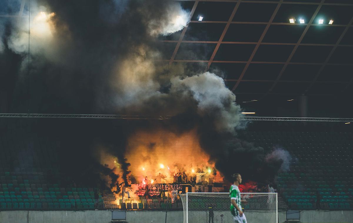 NK Olimpija : Differdange, kvalifikacije konferenčna liga, Green Dragons, Stožice | Zaradi pirotehničnih vložkov Green Dragonsov je bila tekma v prvem polčasu za nekaj minut prekinjena. | Foto Grega Valančič/Sportida