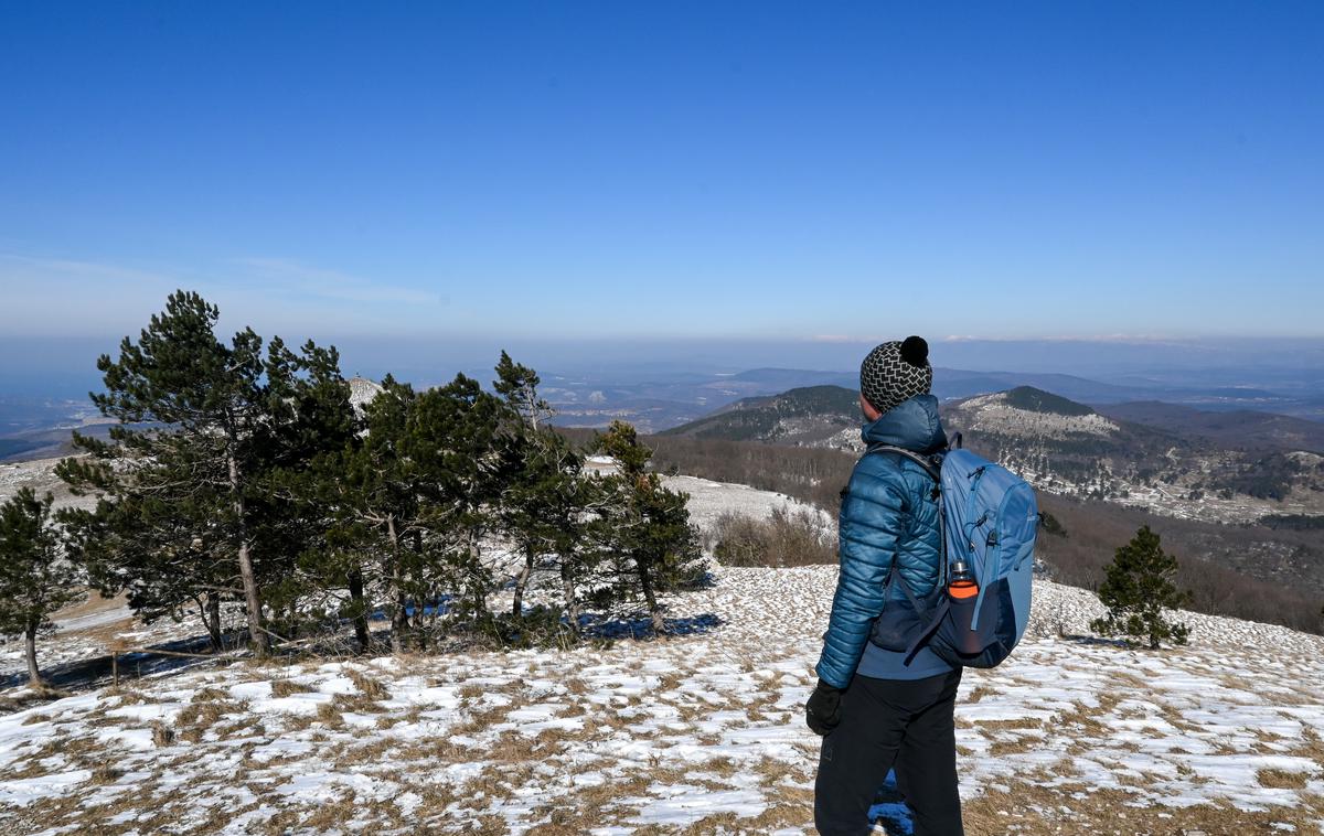 Slavnik | Februarja je bilo na Slavniku nekaj centimetrov snega, zdaj se že prebuja narava in bo kmalu za kratke rokave. | Foto Matej Podgoršek