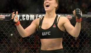 Ronda Rousey sprožila nekaj udarcev proti Floydu Mayweatherju. Za zdaj le besednih.