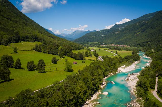 Britanski državljani so med letoma 2004 in 2008 v velikem številu kupovali tudi nepremičnine ob reki Soči. | Foto: STA ,