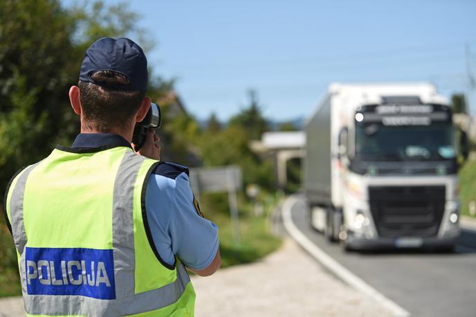 merjenje hitrosti, policija | Tujci so se skrivali v kombijih. Policisti o dogodkih še zbirajo informacije.  | Foto Tamino Petelinšek/STA