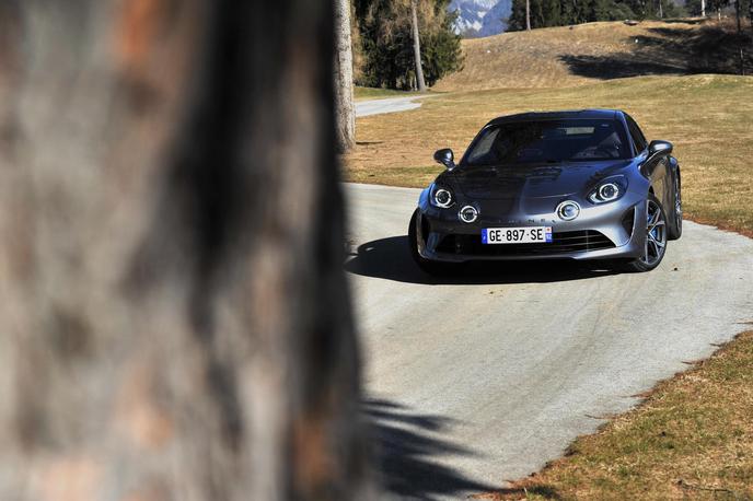 Alpine Renault A110 | Alpine bo čez dve leti začel preobrazbo v povsem električno znamko, toda zdajšnji A110 je še pravi športnik z bencinskim motorjem in to brez kakršnekoli elektrifikacije.  | Foto Gregor Pavšič