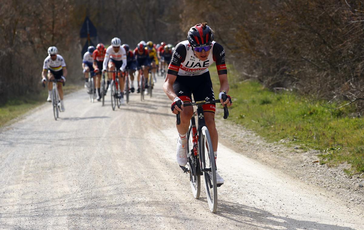 Strade Bianche Tadej Pogačar 2022 | Tadej Pogačar je sezono 2023 začel z zmago na španski enodnevni dirki Jaen Paraiso Interior, ki tako kot Strade Bianche (na fotografiji) ponuja obilo makadamskih odsekov.  | Foto LaPresse