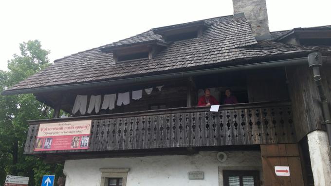 Razstava Kaj so včasih nosili spodaj je na ogled v Kurnikovi hiši v Tržiču. Avtorja postavitve sta kustos Tržiškega muzeja Bojan Knific in garderoberka Folklorne skupine Karavanke Dani Meglič. | Foto: 