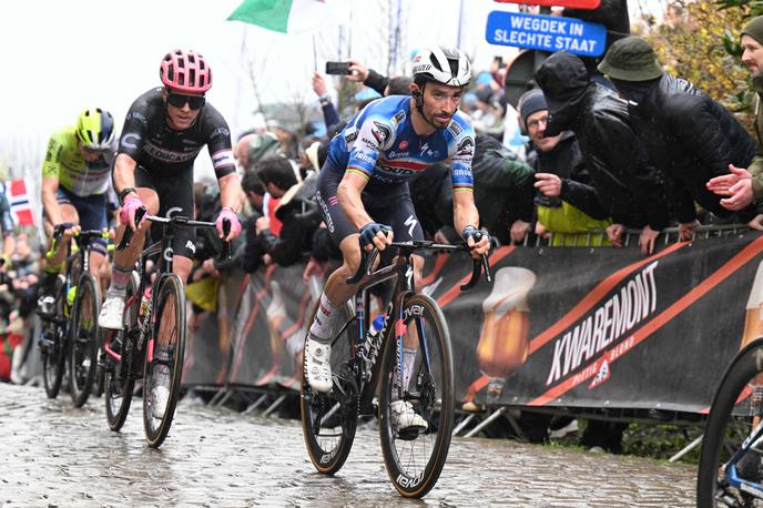 Julian Alaphilippe | Julian Alaphilippe naj bi po desetletju zapustil belgijsko ekipo Soudal Quick-Step in se preselil v francoske vrste. Pogajanja z ekipo TotalEnergies so že v polnem teku. | Foto Guliverimage