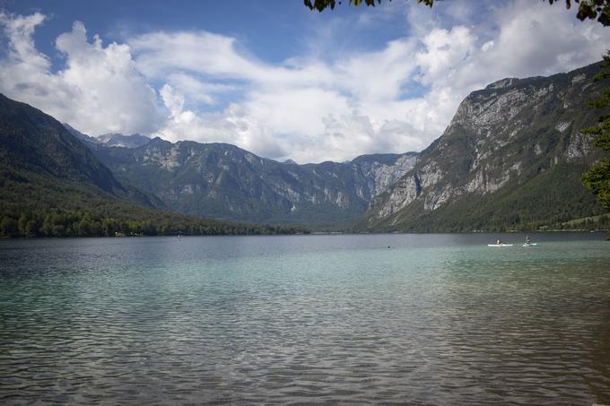  Južna obala Bohinjskega jezera je prometno zelo obremenjena. | Foto: Bojan Puhek