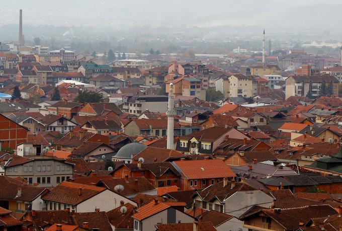 Islamist Kujtim Fejzulai se je rodil na Dunaju, po očetovi strani pa ima korenine v vasi Čelopek, ki leži blizu severnomakedonskega mesta Tetovo. Številni Albanci so se v zadnjih letih iz Severne Makedonije, tako kot iz sosednjega Kosova, preselili v zahodnoevropske države. A kot poudarja graški zgodovinar in albanolog Robert Pichler, večje povezave severnomakedonskih Albancev z Zahodom niso povzročile samo sekularizacije, ampak tudi nasprotne trende – islamizacijo. | Foto: Reuters