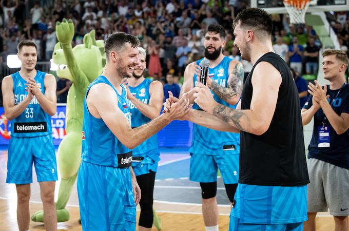 Tako čustveno je bilo v četrtek v Ljubljani, ko Luka Dončić ni skrival želje, da bi Goran Dragić nadaljeval reprezentančno kariero tudi po tekmi v Stockholmu. | Foto: Vid Ponikvar/Sportida