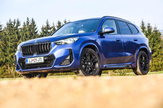 BMW X1 | BMW je s tretjo generacijo X1 popravil napake predhodnikov in z znanjem, ki ga je pridobil pri razvoju večjih modelov, spretno združil v ta zelo prepričljiv paket. | Foto Gašper Pirman