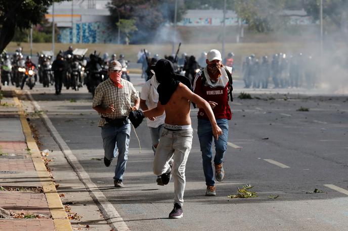 Protestniki v Caracasu | Foto Reuters