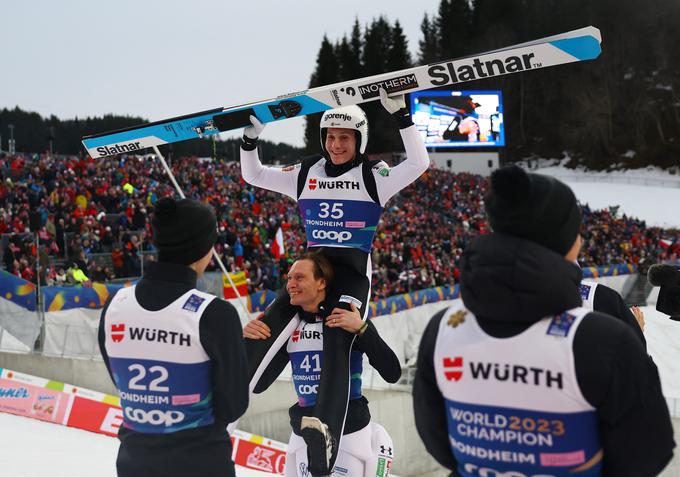 Domen Prevc na ramenih Anžeta Laniška. | Foto: Reuters