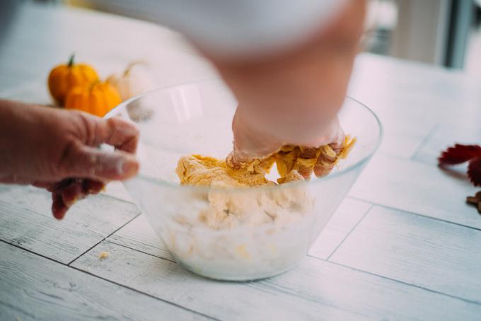 Za pite in kolače se v krhko testo doda margarina, za piškote in drugo drobno pecivo pa maslo. Delamo s hladno margarino oziroma maslom. | Foto: Jan Lukanović