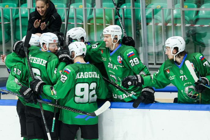 Hk Olimpija Lustenau, polfinale, Alpska liga | Hokejisti Olimpije so si z zanesljivo sobotno zmago priigrali finale Alpske lige, v katerem jim bo nasproti stal Asiago. Serija na tri zmage se bo v torek začela v Tivoliju. | Foto Vid Ponikvar