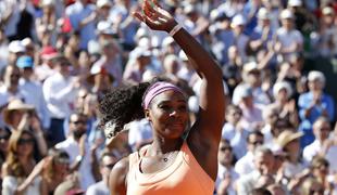 Serena Williams premočno vodi, Hercogova pridobila dve mesti