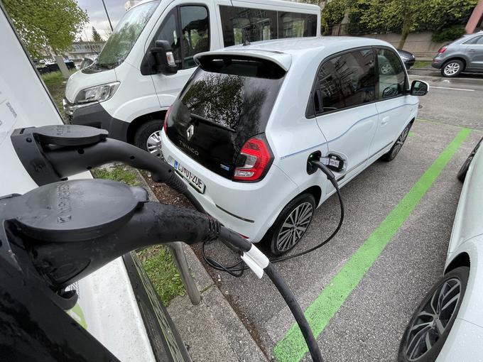 Zelo redki avtomobili, to sta predvsem Renaultova zoe in twingo, imata vgrajeni 22-kilovatni polnilec za izmenični tok AC. | Foto: Gregor Pavšič