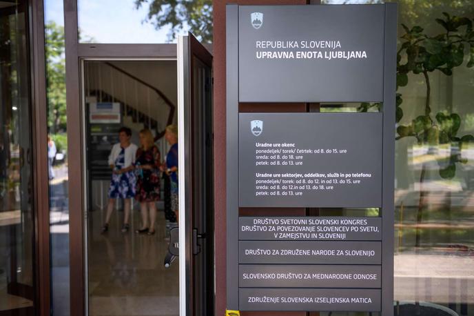 Upravna enota ljubljana | Vlada zaposlenim na upravnih enotah ponuja postopen dvig plač v petih letih. | Foto STA