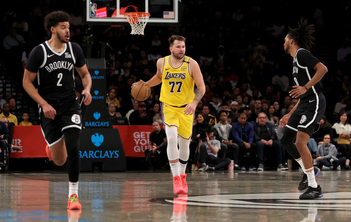 Brooklyn LA Lakers | Luka Dončić je prekinil niz treh srečanj, na katerih je presegel mejo 30 točk. V Brooklynu jih je dosegel 22, je pa dosegel že 82. trojni dvojček v karieri in prvega v dresu Jezernikov na gostovanju. | Foto Reuters