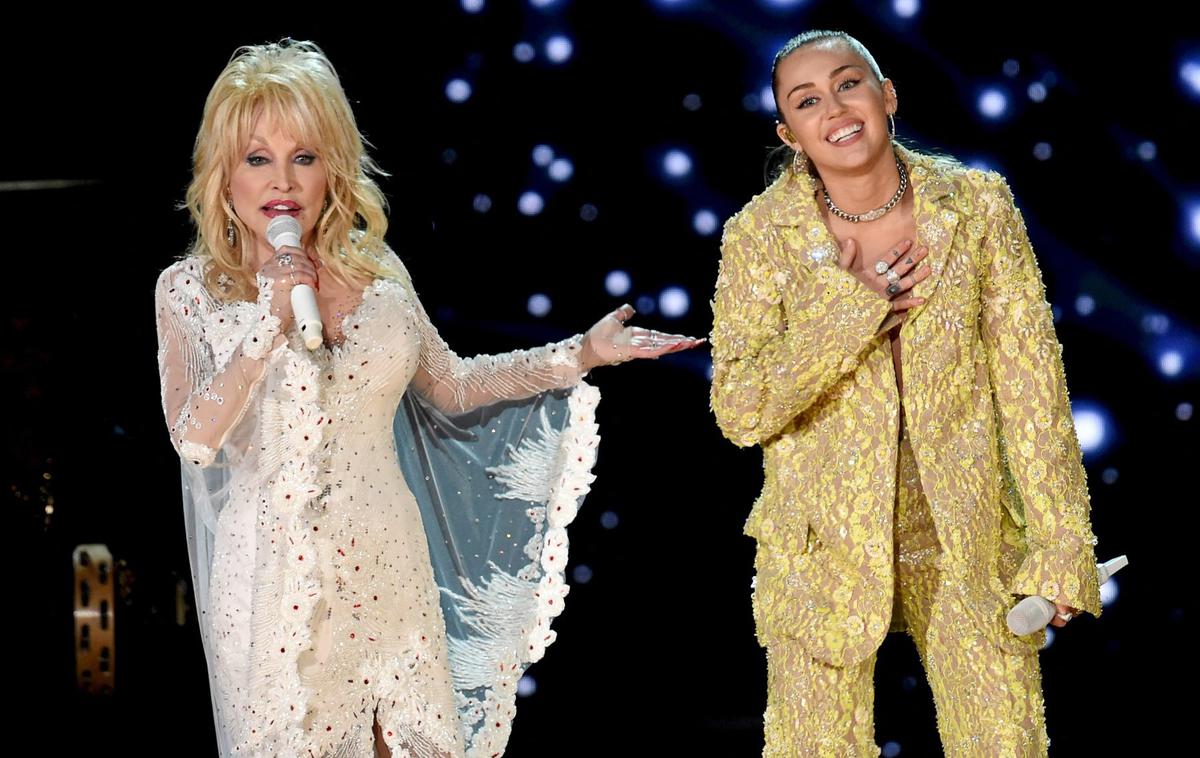 Miley Cyrus in Dolly Parton | Leta 2019 sta skupaj nastopili na podelitvi nagrad grammy v Los Angelesu. | Foto Profimedia