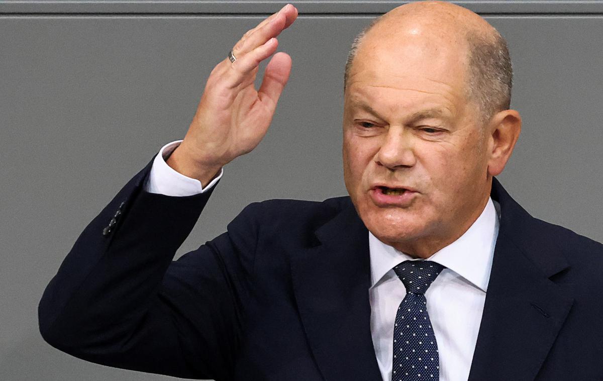 Olaf Scholz | Do odločitve izvršnega odbora je prišlo po tednih ugibanj o tem, ali bo SPD prepričala Scholza k umiku kandidature in k podpori drugemu kandidatu, ki bi lahko izboljšal trenutni nezavidljivi položaj stranke po razpadu t. i. semaforske vladne koalicije, ki so jo poleg SPD sestavljali še liberalci (FDP) in Zeleni. | Foto Reuters