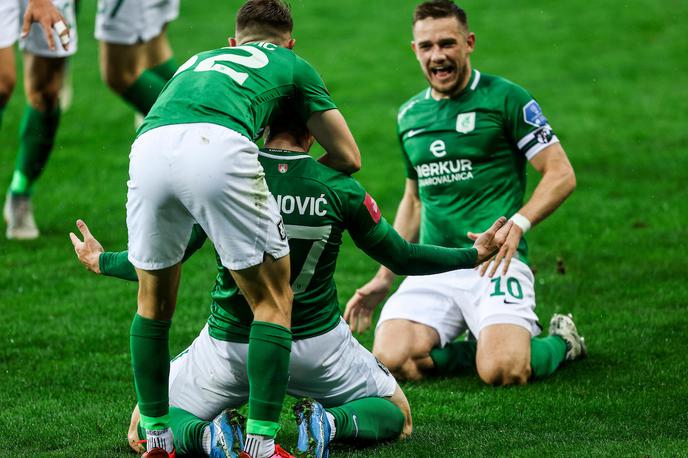 Timi Max Elšnik | Olimpija ostaja v boju za dvojno slovensko krono. | Foto Vid Ponikvar