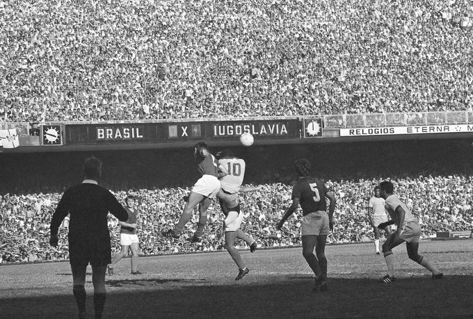 Na poslovilni tekmi Peleja v državnem dresu je zaigral tudi legendarni slovenski nogometaš Branko Oblak. | Foto: Guliverimage/Vladimir Fedorenko