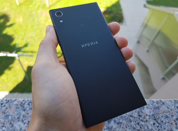 Pametni telefon Xperia XA1 je eden od treh Sonyjevih letošnjih izidov v cenejši seriji pametnih telefonov XA1 (ob njem sta na trgu še Xperia XA1 Plus in Xperia XA1 Ultra) in neposredni naslednik lanskega modela Xperia XA.  | Foto: Matic Tomšič