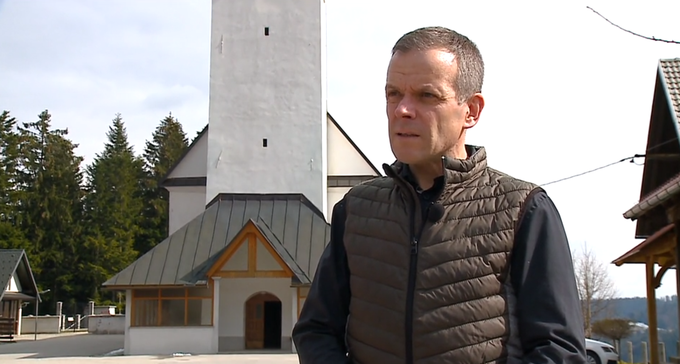 "Šlo je za zlorabe na čustvenem področju, na spolnem pa predvsem podiranje nedotakljivosti bližnjega, se pravi z dotiki. In potem taki zelo nespoštljivi komentarji," o spolni zlorabi v Cerkvi pripoveduje duhovnik Janez Cerar. | Foto: Planet TV