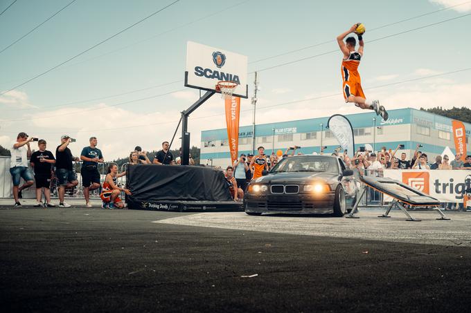 Do sedaj še nevideno: člani skupine Dunking Devils so preskakovali vozilo v gibanju (drift), ki ga je vozil Erik Jankovič.  | Foto: 