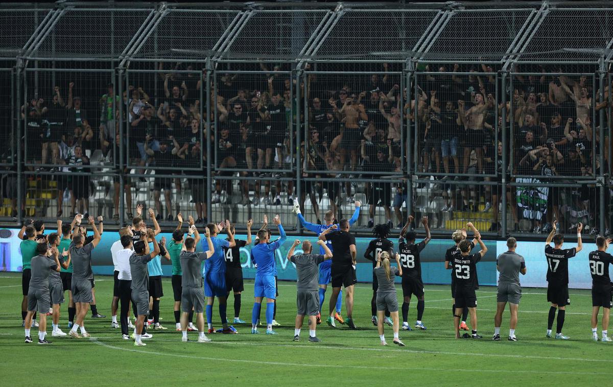 Rijeka Olimpija | Nogometaši Olimpije so po tekmi proslavljali pozitiven rezultat na Reki z navijači. | Foto Nel Pavletic/PIXSELL