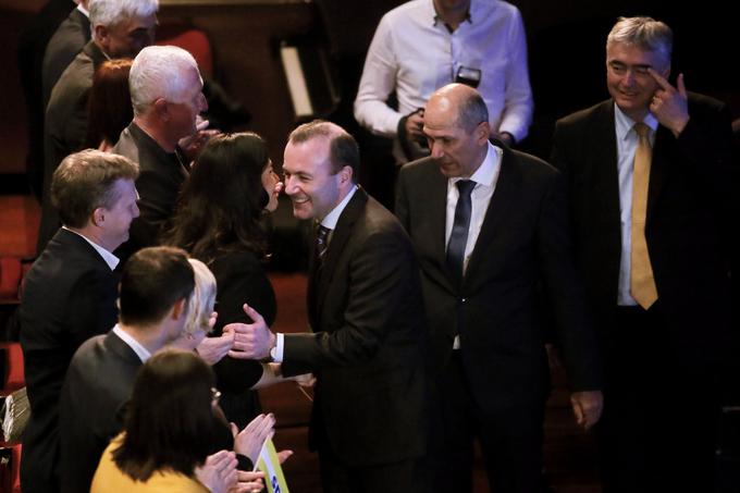 "SDS je za demokracijo in proti vsakemu totalitarizmu," je v nagovoru na slavnostni akademiji ob 30. obletnici stranke SDS poudaril predsednik stranke Janez Janša. | Foto: Reuters