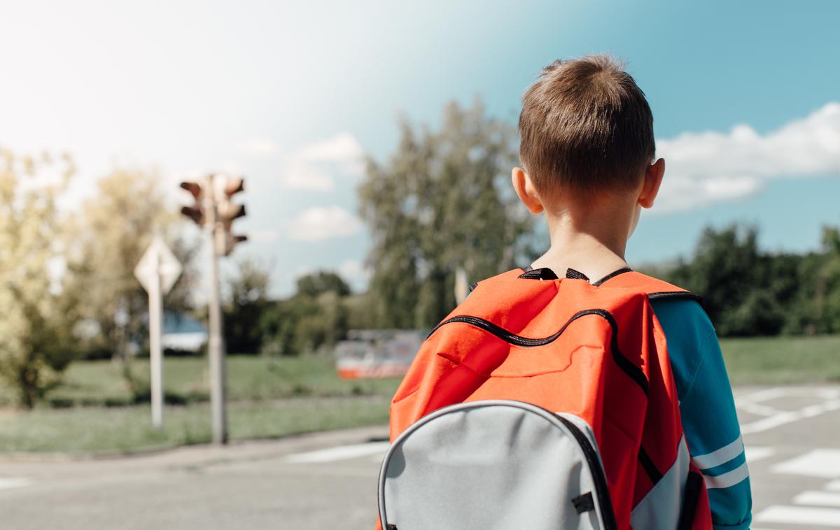 Otrok z nahrbtnikom | Fotografija je simbolična. | Foto Shutterstock