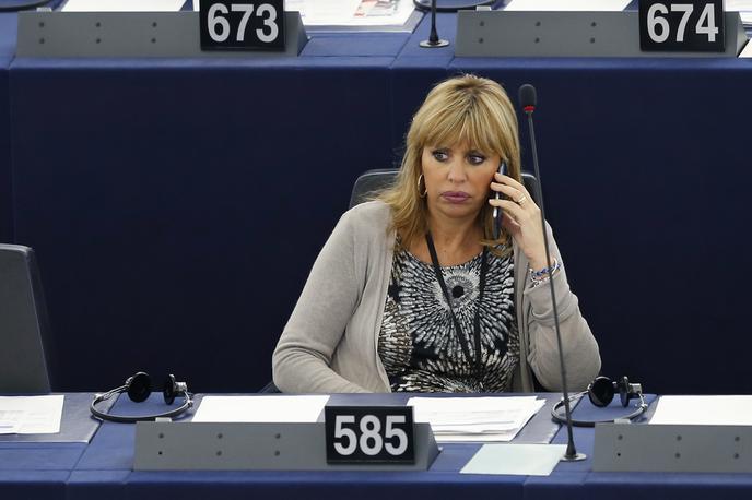 Alessandra Mussolini | Evropska poslanka Alessandra Mussolini je pojasnila, da je neznanec vanjo vrgel berglo, ki jo je udarila po ramenih in hrbtu. | Foto Reuters