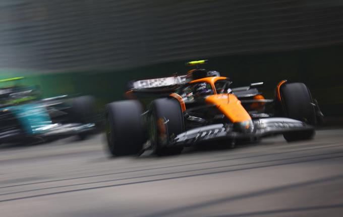 V petek je bil na uličnem dirkališču v Singapurju najhitrejši Lando Norris. | Foto: Reuters