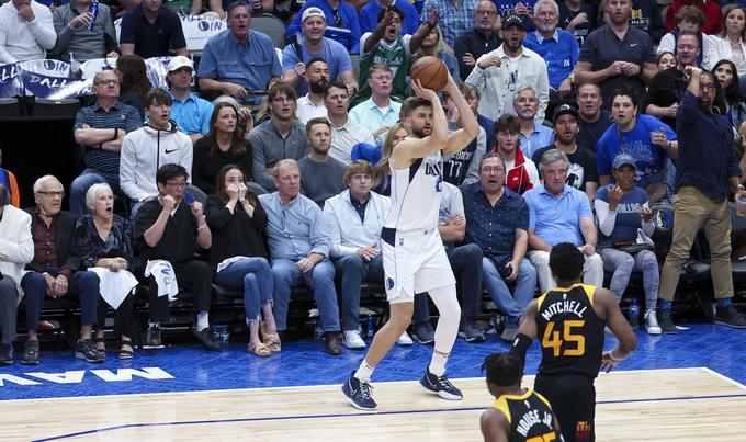 Maxi Kleber je bil vroč. Zadel je osem trojk. | Foto: Reuters