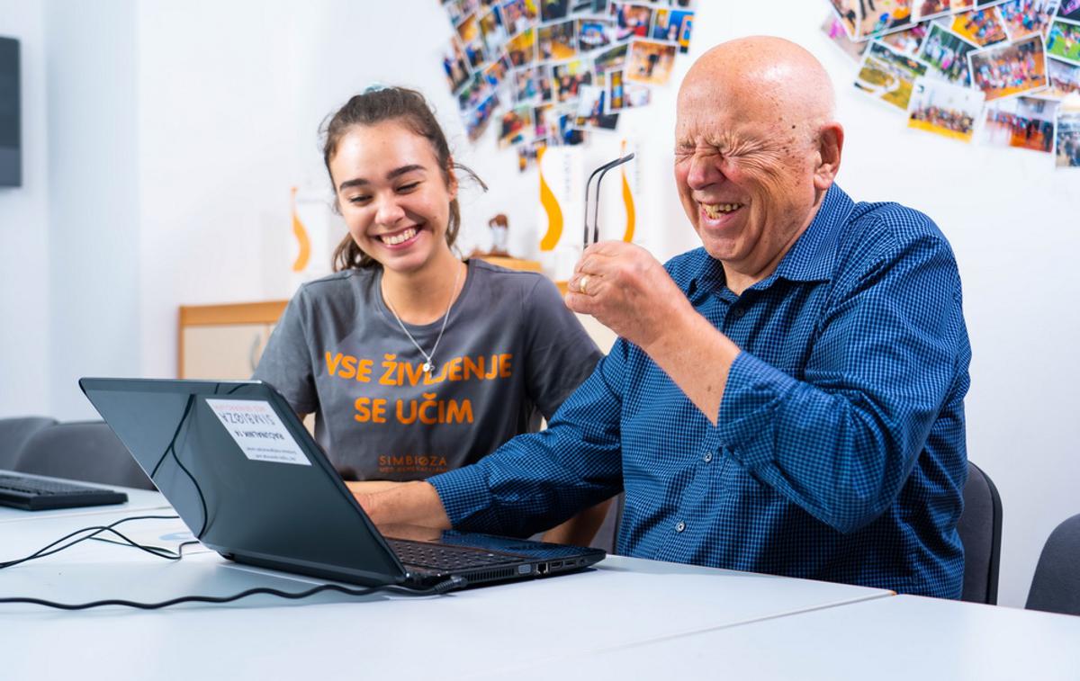 medgeneracijska solidarnost, digitalna pismenost | Googlova nepovratna sredstva bodo prek digitalnega opismenjevanja starejših pomagala njihovi boljši vključenosti v družbo. | Foto Simbioza