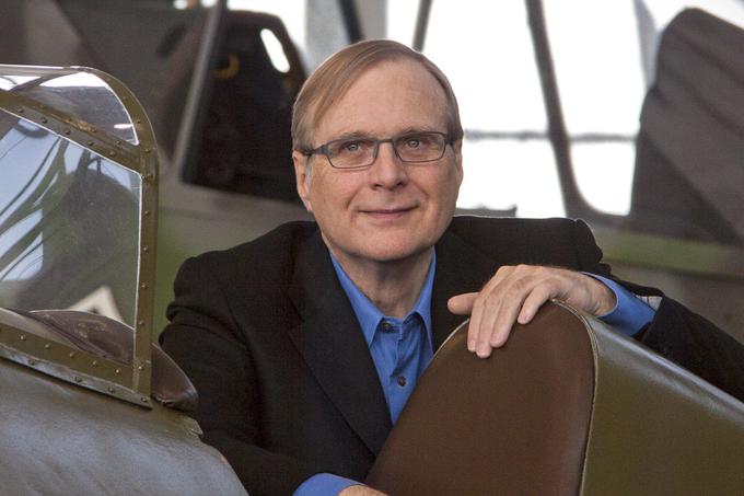 Paul Allen je s prijateljem Billom Gatesom leta 1975 ustanovil računalniško podjetje Microsoft, ga zaradi bolezni zapustil leta 1982 in se nato začel ukvarjati s celo vrsto drugih stvari. Med drugim išče zdravila za nalezljive bolezni, raziskuje človeške možgane, pripravlja teren za cenejše polete v vesolje, razvija internetne aplikacije, se potaplja v najgloblje dele oceanov in je lastnik dveh profesionalnih športnih klubov, Seattle Seahawks (liga ameriškega nogometa NFL) in Portland Trailblazers (ameriška košarkarska liga NBA). Paul Allen je s 17,97 milijarde evrov premoženja na 46. mestu Forbesove lestvice najbogatejših ljudi na svetu. | Foto: Thomas Hilmes/Wikimedia Commons