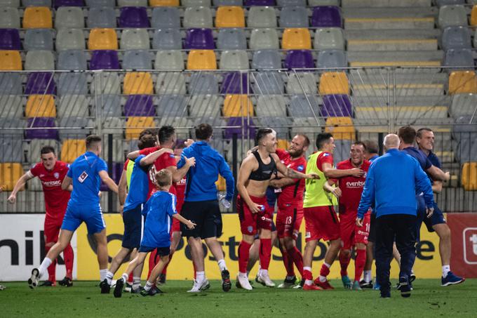 Polamaterska ekipa iz Severne Irske, večina igralcev hodi v službe, je rajala v Ljudskem vrtu. | Foto: Blaž Weindorfer/Sportida