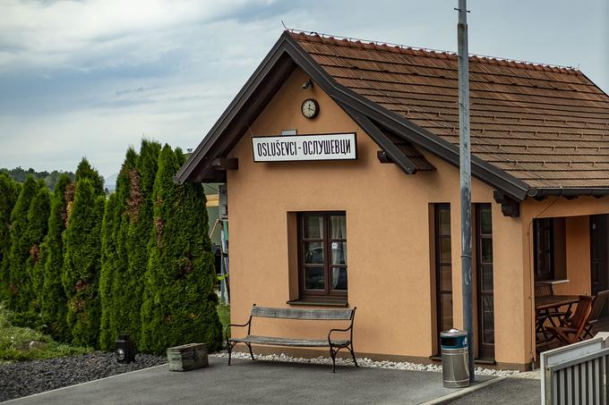 Muzejska zbirka Društva prleški železničar v Osluševcih bo postopoma prerasla v učno središče železniške dediščine, napoveduje naš sogovornik. Postajna tabla je iz obdobja nekdanje Jugoslavije. | Foto: Ana Kovač