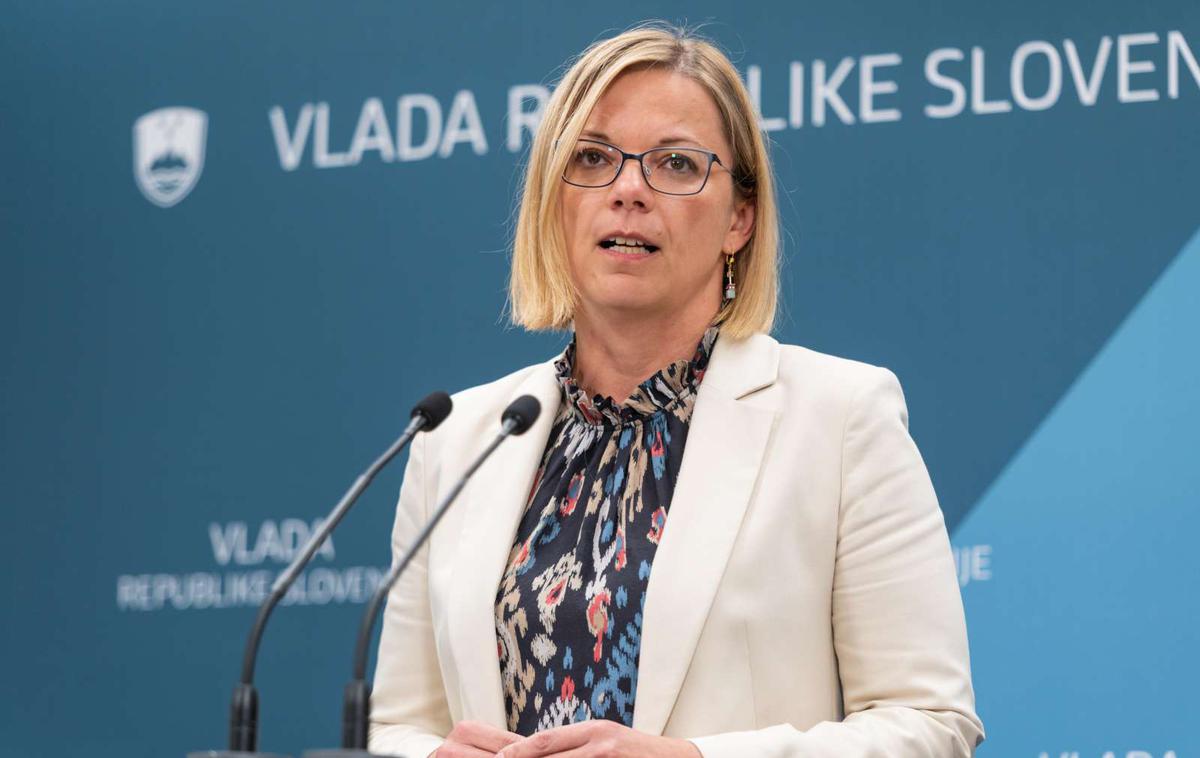 Sanja Ajanović Hovnik | Ministrica za javno upravo Sanja Ajanović Hovnik zaenkrat uživa podporo predsednika vlade in stranke Gibanje svoboda. | Foto Boštjan Podlogar/STA