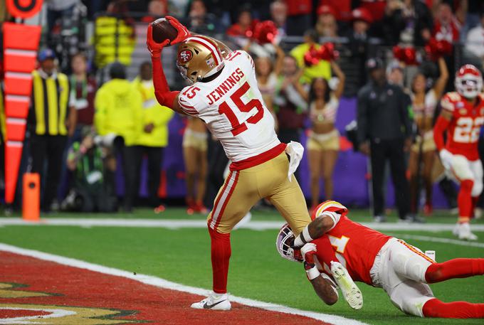 Lovilec Jauan Jennings je v prvem polčasu podal za touchdown, v drugem pa ga je še ujel. | Foto: Reuters