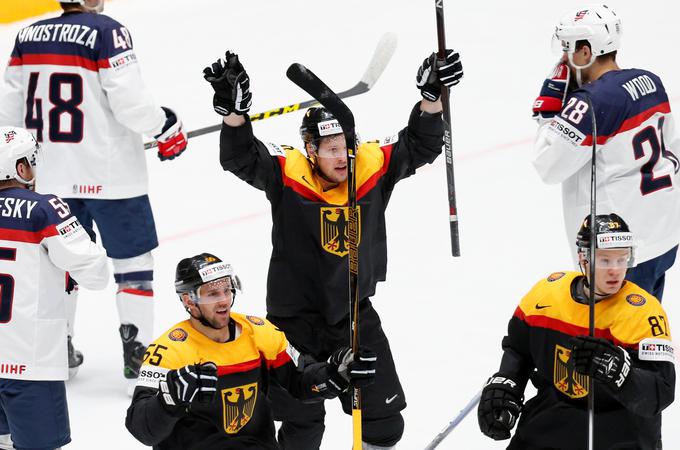 Nemci so v zadnji minuti zatresli mrežo Američanov in se veselili tretje zaporedne zmage, po kateri lahko resno računajo na četrtfinale. | Foto: Reuters