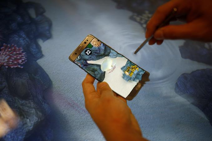 Samsung je z Note7 rešil tudi problem, ki je nastal pri Note5, ko so ljudje za šalo poskusili potisniti pisalo v mobitel z zgornjim delom naprej, mobitel pa je pisalo zagrabil in ga ni več izpustil. Note7 dovoli le nekaj milimetrov, preden se pisalo ustavi in ne gre več naprej. Mimogrede, saj smo že omenili, da je telefon tudi vodoodporen, kajne?  | Foto: 